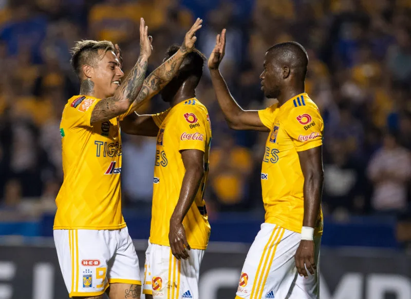 Jugadores de Tigres festejan un gol al Saprissa