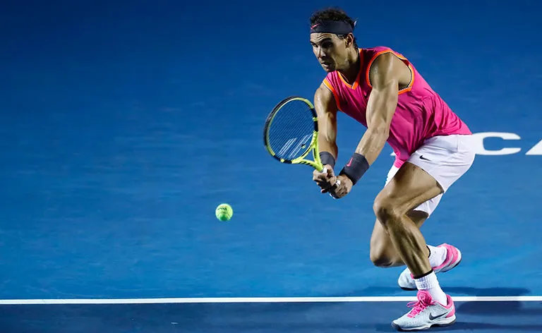 Rafael Nadal contesta un golpe de su rival