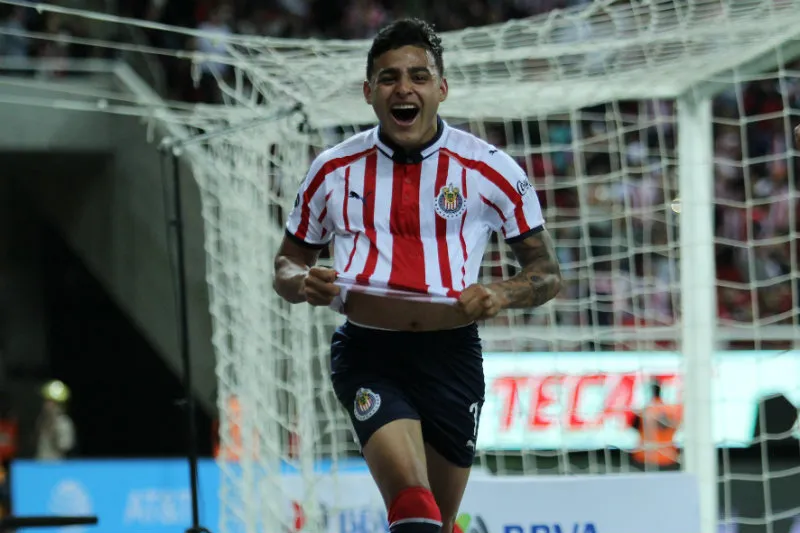 Alexis Vega festeja un gol con Chivas