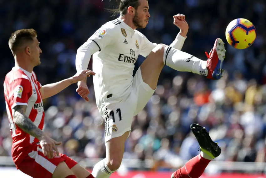 Bale pelea por el balón en un partido de La Liga
