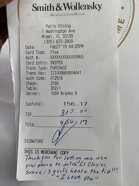 TWITTER @ochocinco Esta es la propina que dejó el exjugador de NFL