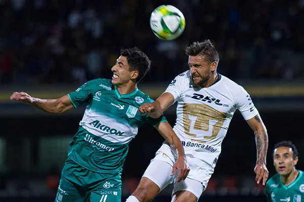 Iniestra disputa balón aéreo