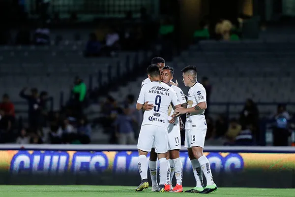 Martín Rodríguez, felicitado por su gol contra Zacatepec