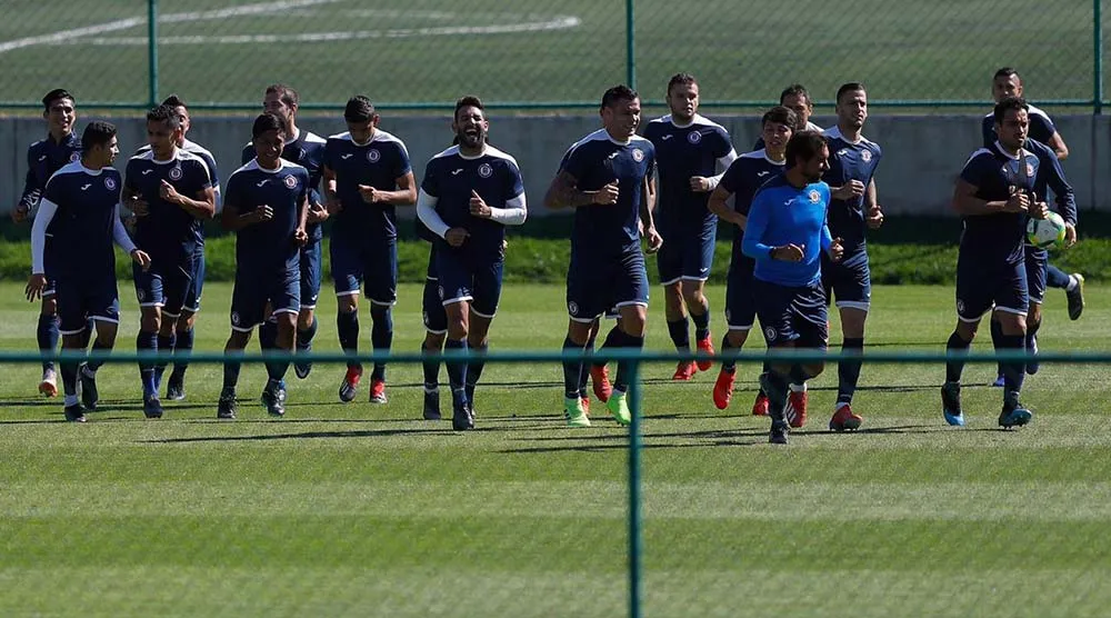 Jugadores de Cruz Azul trotan en la práctica de este jueves