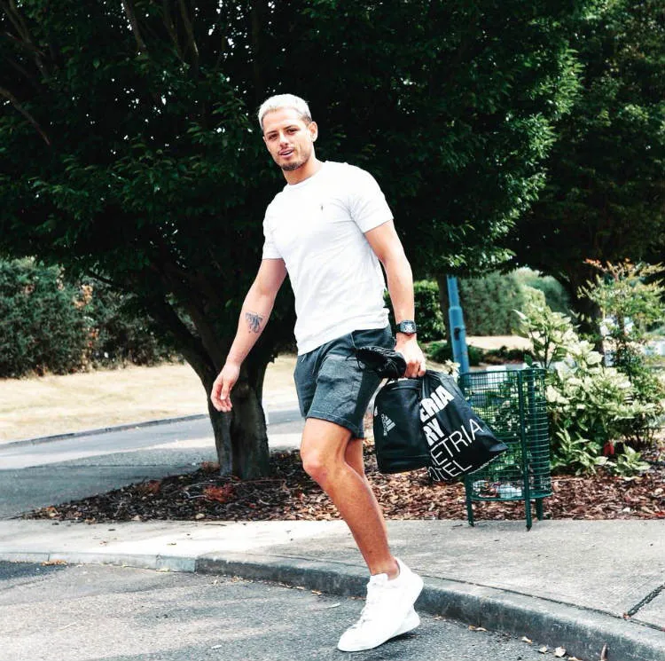 Chicharito arriba a un entrenamiento con el West Ham