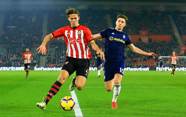 AP Jugadores del Southampton y Fulham disputan el balón