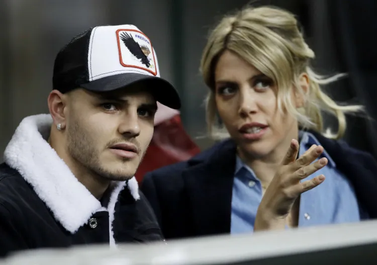 AP Mauro Icardi conversa con su pareja y agente, Wanda Nara