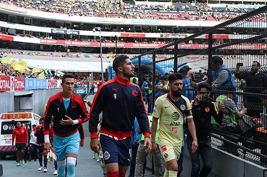 IMAGO 7 América y Chivas entran a la cancha del Azteca en el último Clásico Nacional
