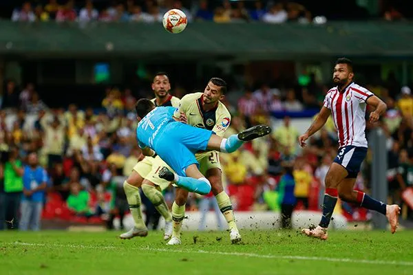 IMAGO7 Gudiño en disputa con Henry Martín