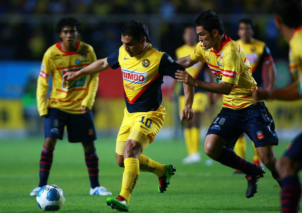 MEXSPORT Salvador conduce el esférico en choque contra Morelia