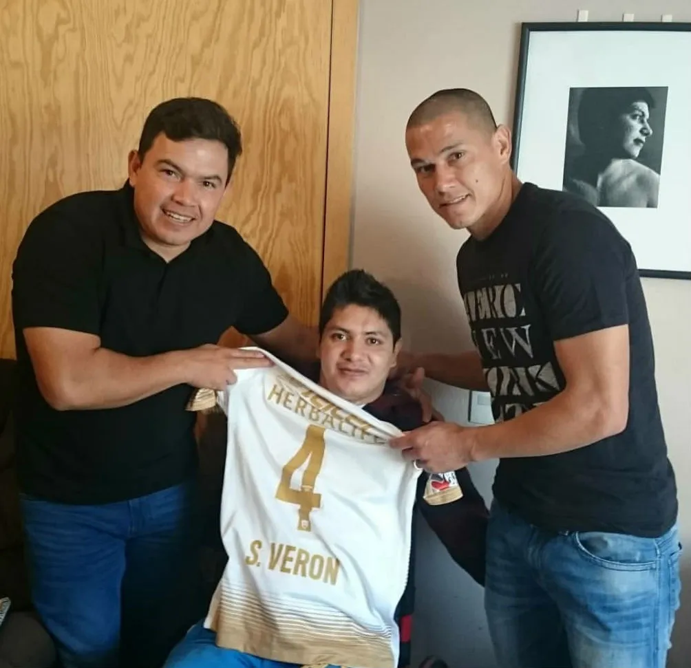 Christian sostiene una playera de los Pumas