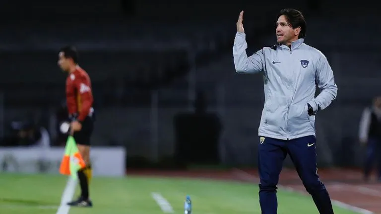 ERNESTO PÉREZ Marioni da indicaciones en juego de los Pumas