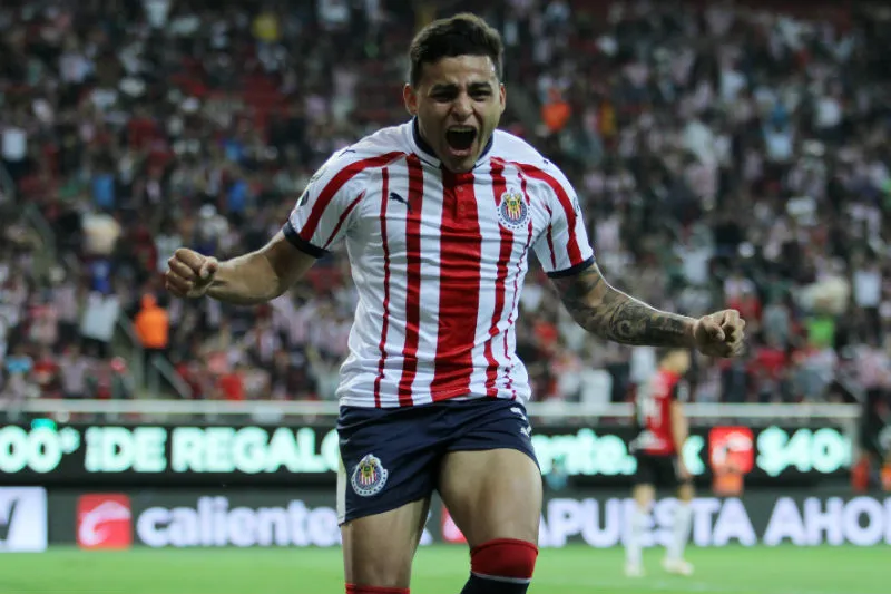 IMAGO7 Alexis Vega festeja un gol con Chivas
