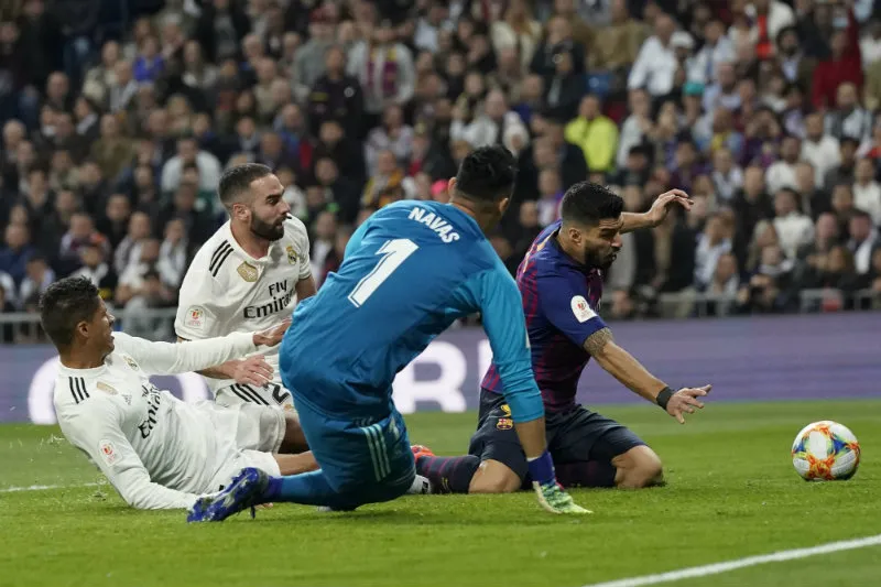 AP Varane se barre en un jugada en el Clásico en la Copa del Rey