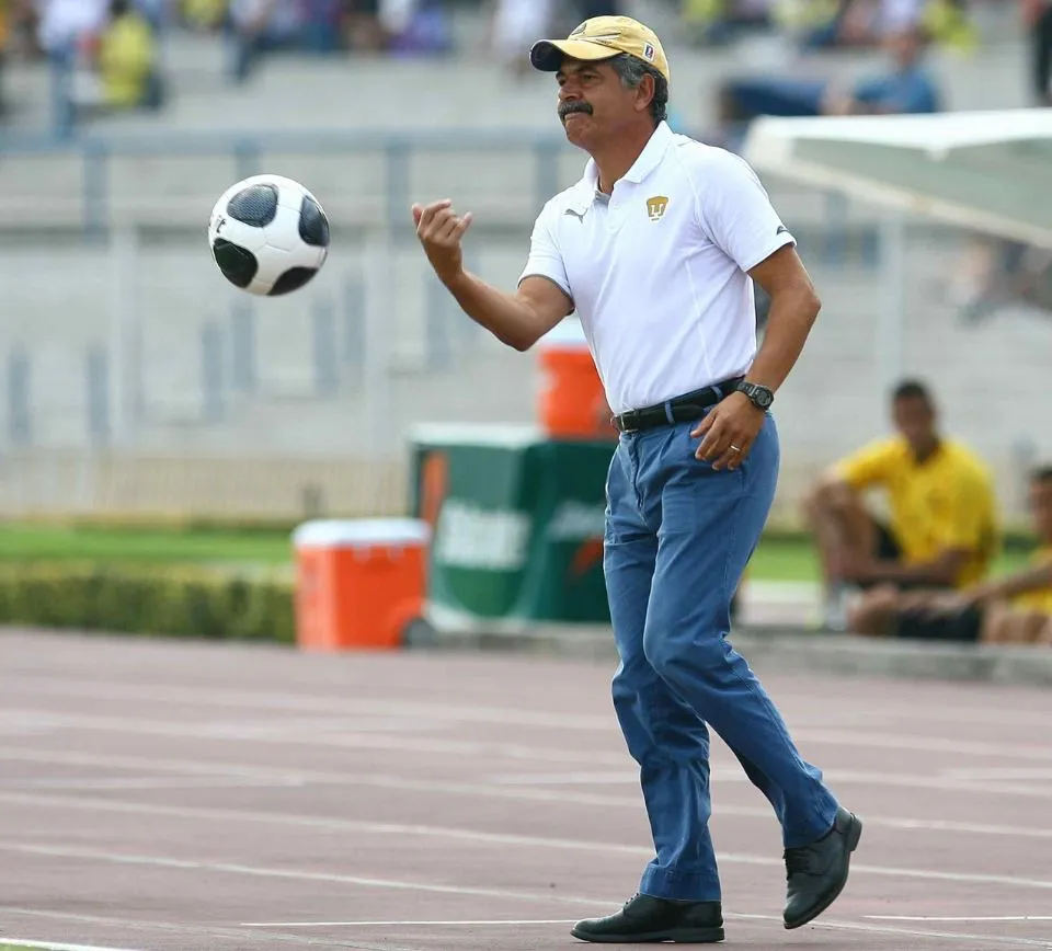 MEXSPORT Tuca lanza el balón en el panquillo de los universitarios