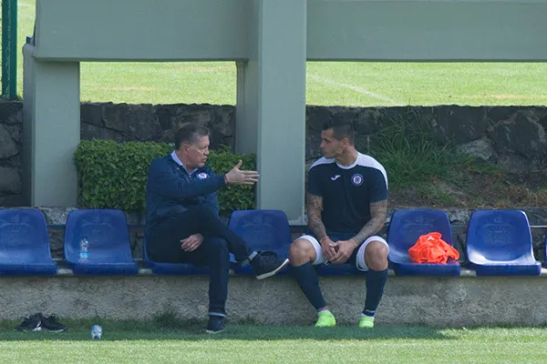 Paláez platica con Caraglio en entrenamiento celeste