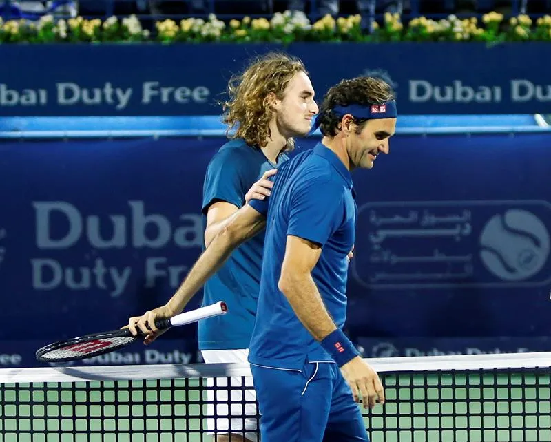 EFE Tsitsipas y Federer tras disputar la Final del Torneo de Dubai