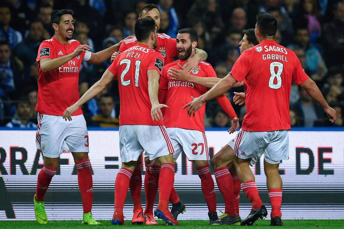 Jugadores del Benfica festejando un gol ante el Porto