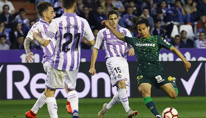 Lainez con el balón en un partido con el Betis