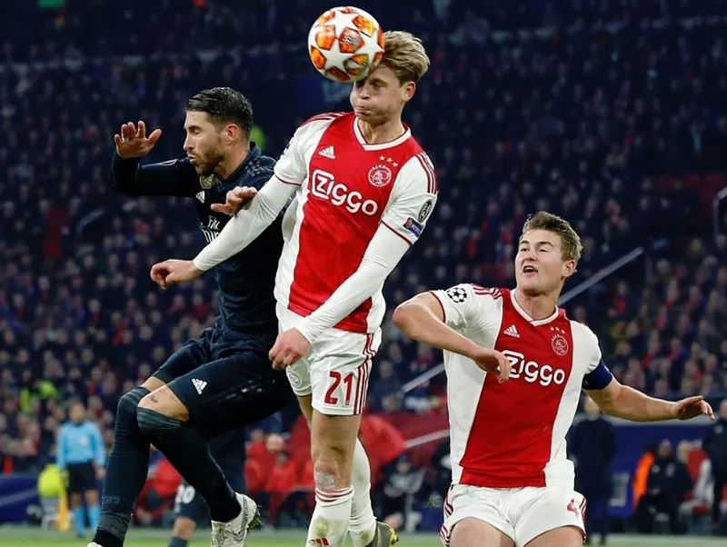 De Jong y Ramos pelean un balón en la Ida de Octavos