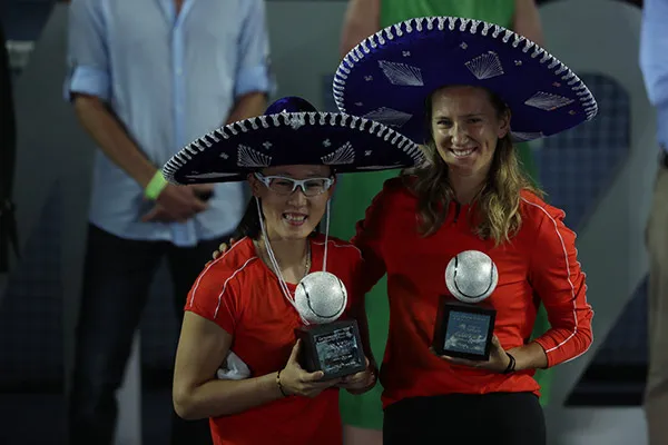 Saisai Zheng y Victoria Azarenka tras conseguir el título del AMT