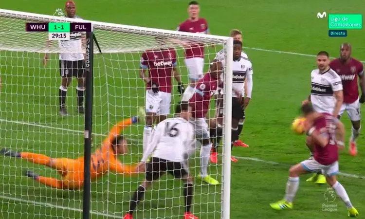 Chicharito anota un gol usando la mano