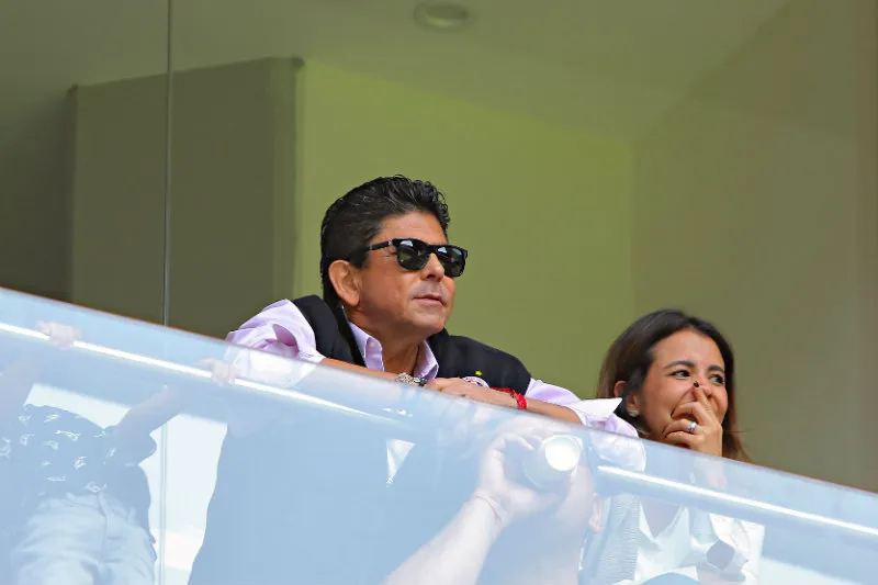 Fidel Kuri en un palco durante un juego del Veracruz