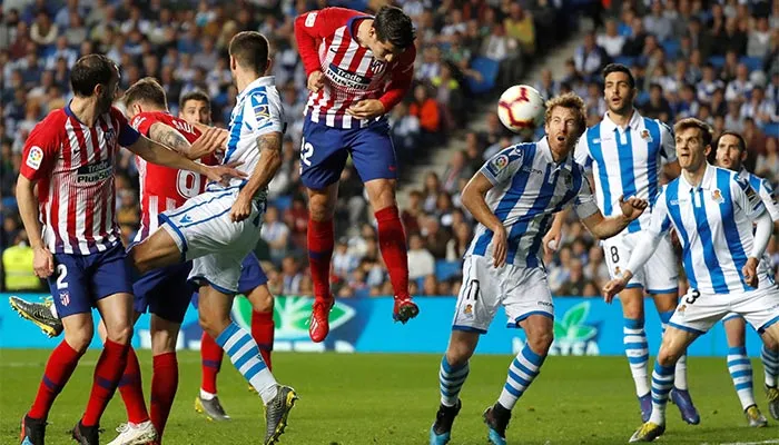 Morata cabeceando para anotar un gol ante la Real Sociedad