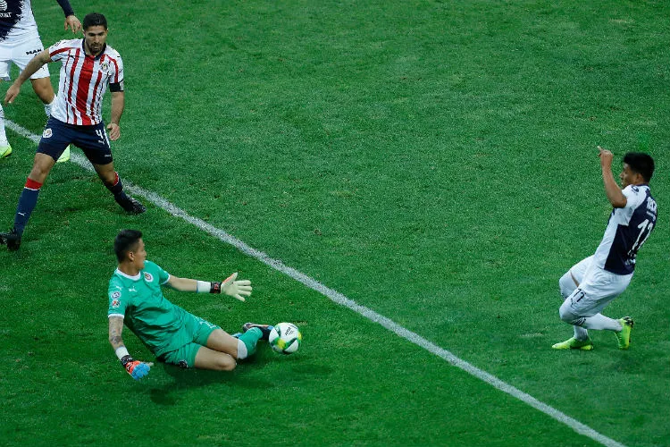 ERNESTO PÉREZ Jesús Gallardo remata ante Gudiño, reforzado por Jair Pereira