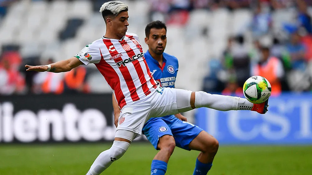 Fernández, en el duelo vs Cruz Azul ante la marca de Adrián Aldrete