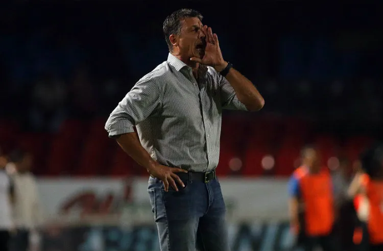 IMAGO7 Robert Siboldi dirige a Veracruz durante un duelo