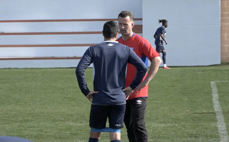 Juarez habla con el DT del Valerenga