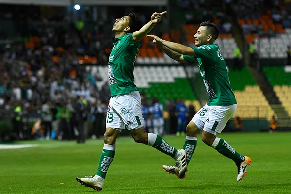 IMAGO7 Mena es felicitado tras anotar con León