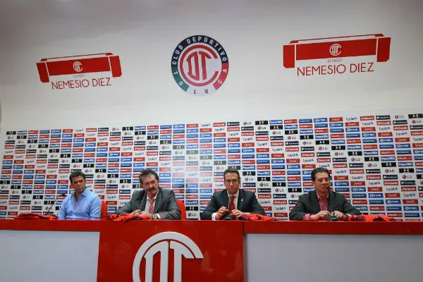 IMAGO7 La Volpe durante su presentación con Toluca