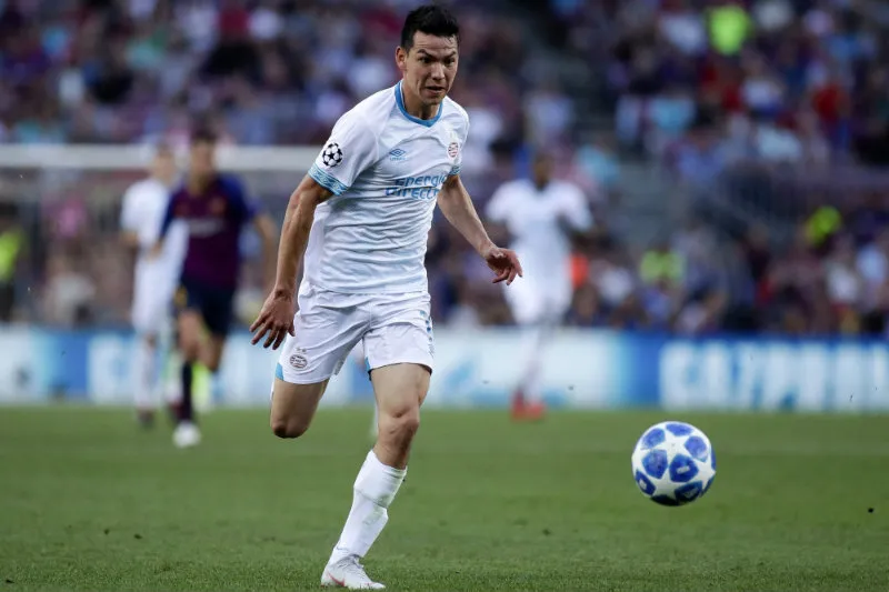 Chucky Lozano durante un partido con el PSV