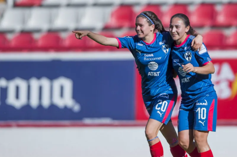 Jugadoras de Rayadas festejan un gol