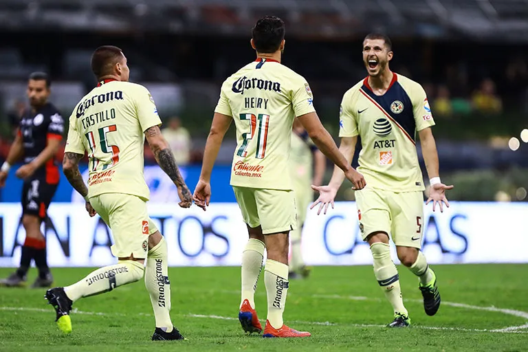 Guido Rodríguez festeja con sus compañeros