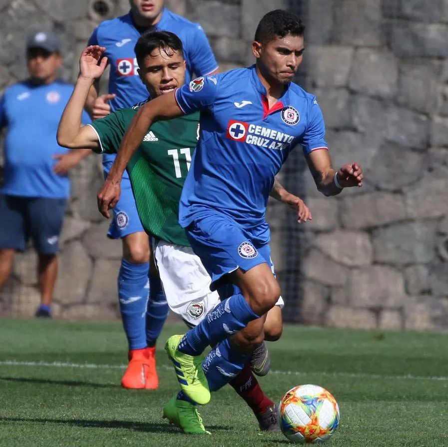 CRUZ AZUL Orbelín Pineda conduce el balón durante el amistoso vs la Sub 20