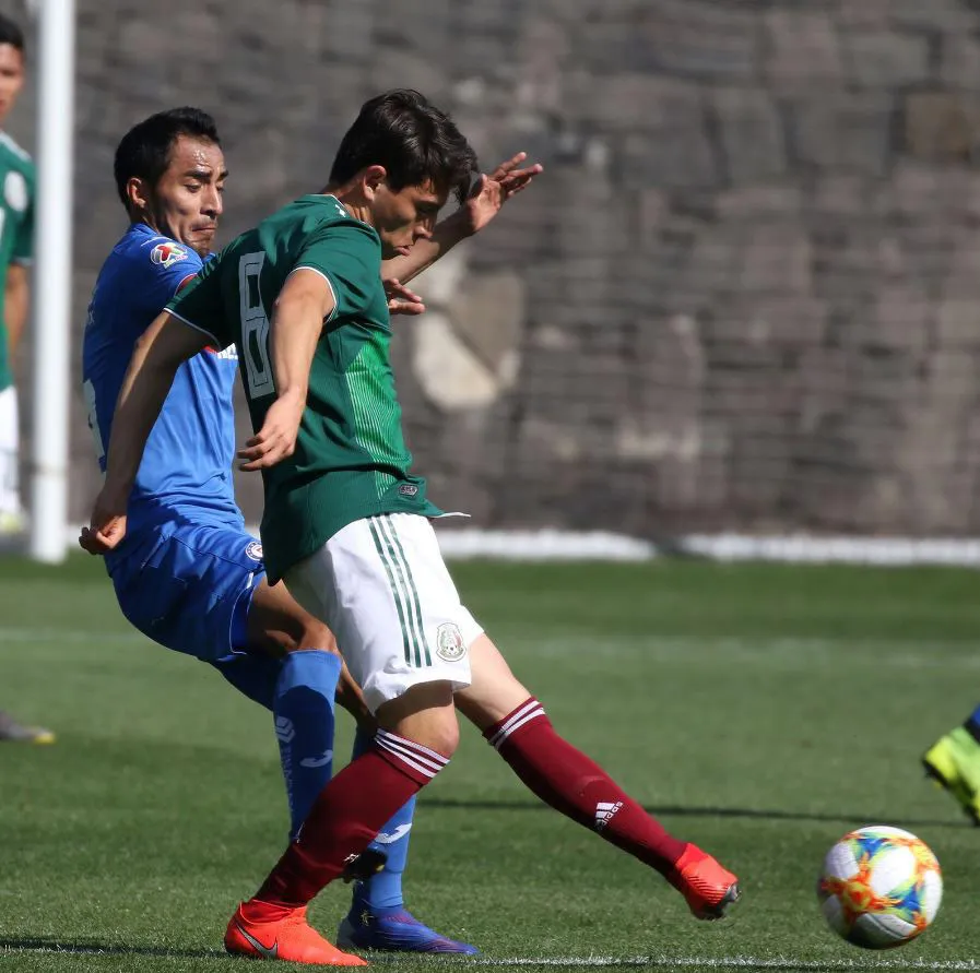 CRUZ AZUL Rafael Baca disputa el esférico durante el cotejo de preparación