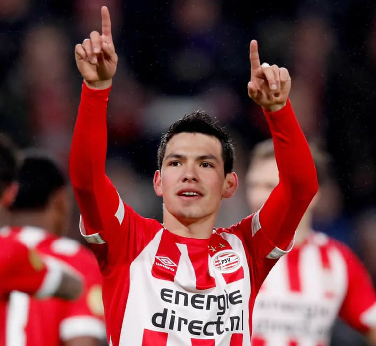 Lozano levanta las manos para festejar un gol con el PSV