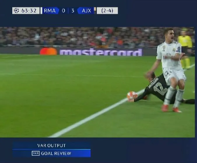 Toma en la que se ve adentro de la cancha el balón