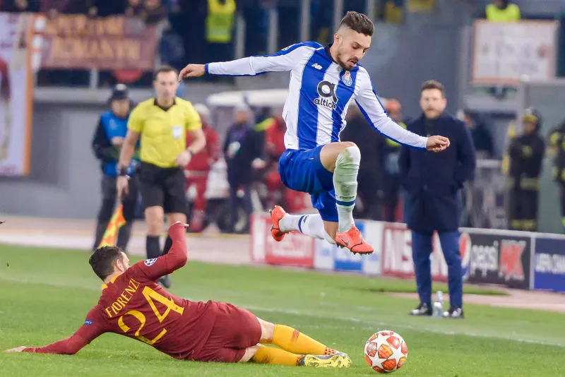 TWITTER @FCPORTO Alex Telles supera a Alessandro Florenzi en la Ida