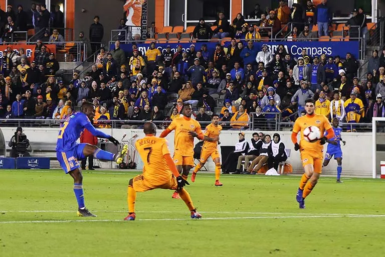 Momento en que Quiñones impacta la pelota para clavar el segundo gol de Tigres