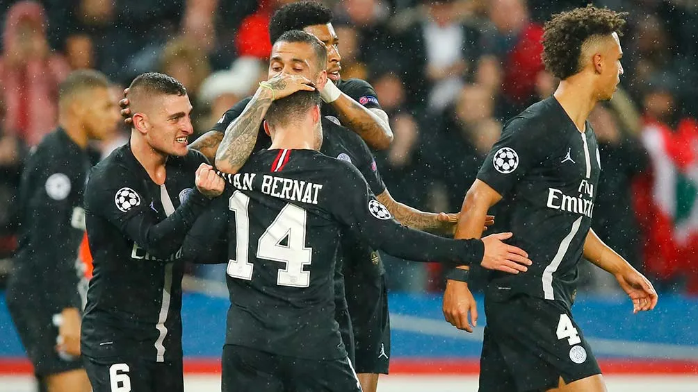Jugadores del PSG celebran gol contra Manchester United