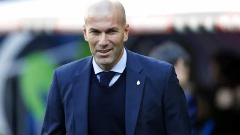 Zidane sonríe durante un partido el Real Madrid