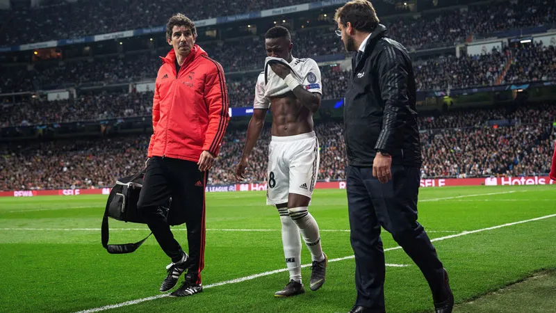 El delantero brasileño sufre tras su lesión vs el Ajax