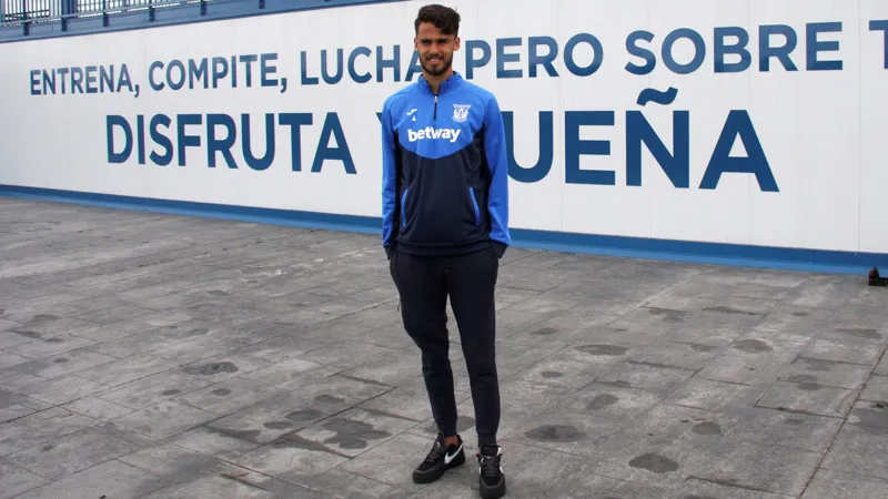 Diego Reyes posa tras una entrevista en España