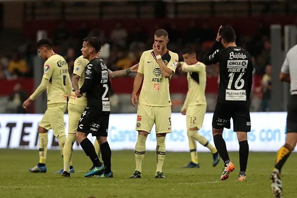 DANIEL GÁMEZ Jugadores de América tras la derrota contra Necaxa