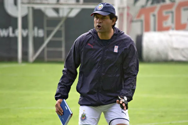 Cardozo durante un entrenamiento con Chivas