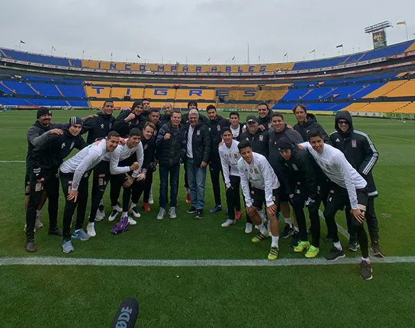 @TIGRESOFICIAL Chávez González con el plantel de Tigres